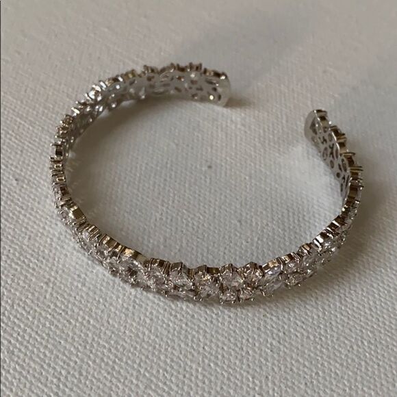 Pretty Crystal Cuff    - Picture 1 of 3